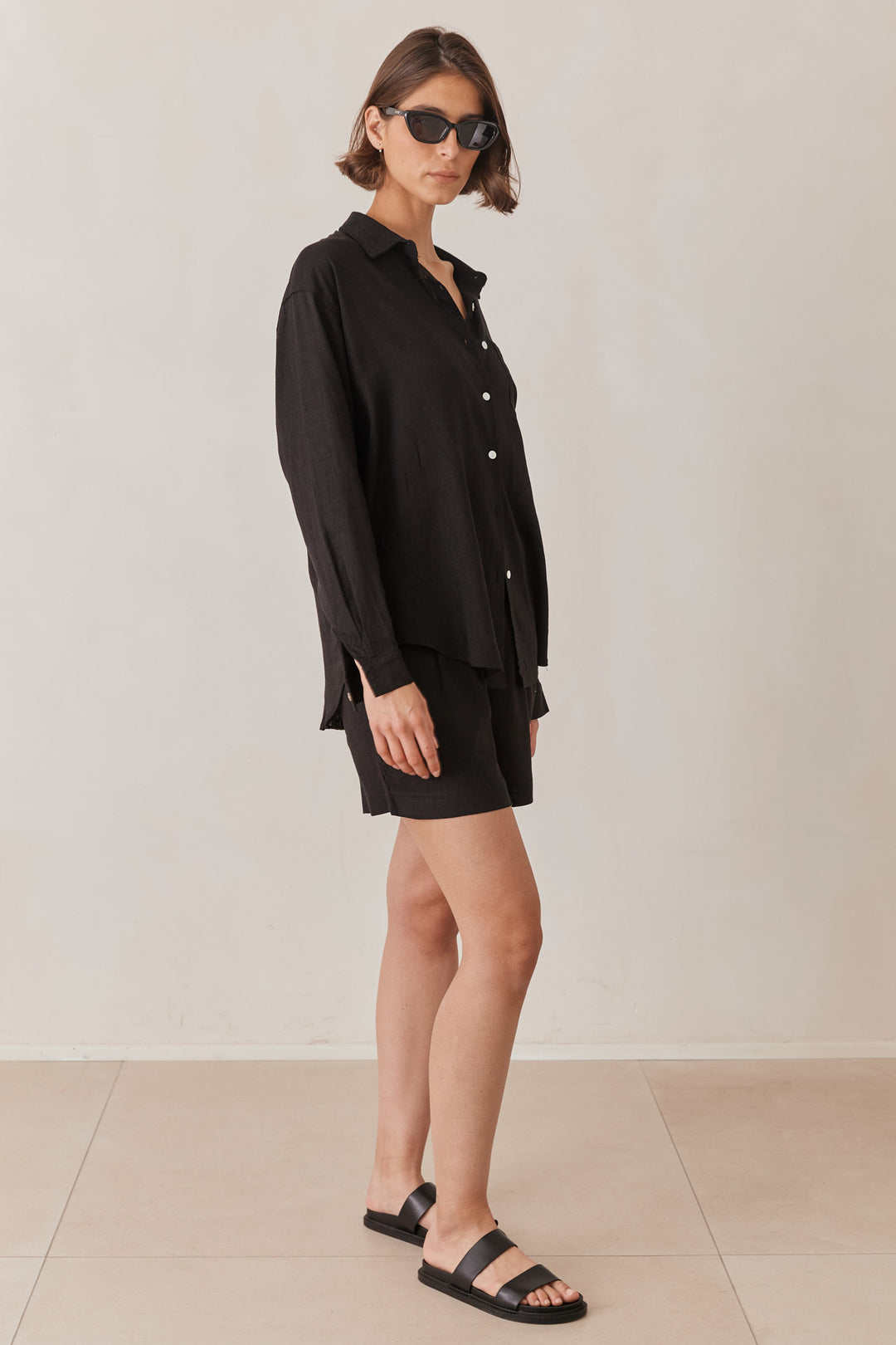 מכופתרת שיה פשתן בשילוב רקמת לוגו | שחור