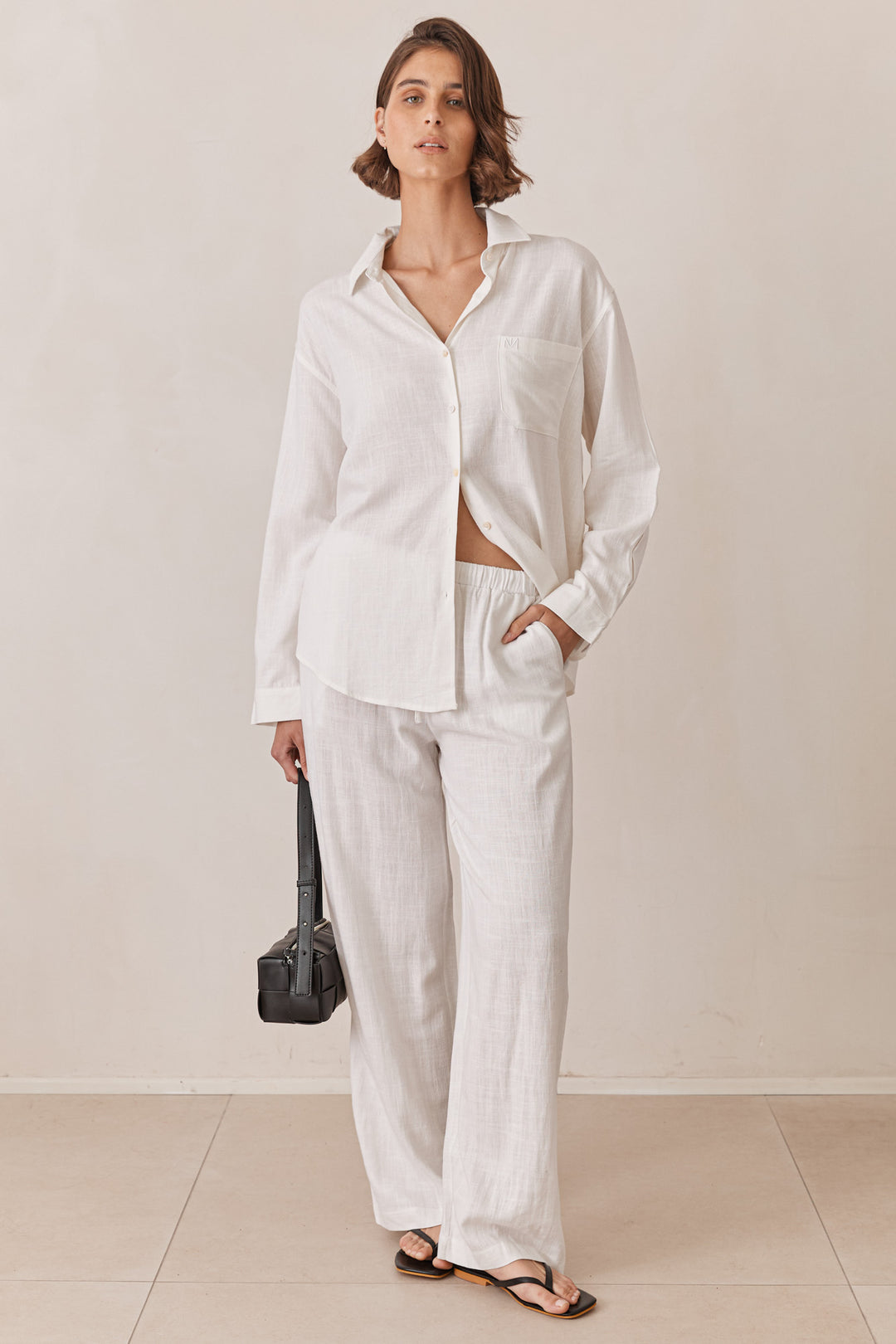 מכופתרת שיה פשתן בשילוב רקמת לוגו | לבן