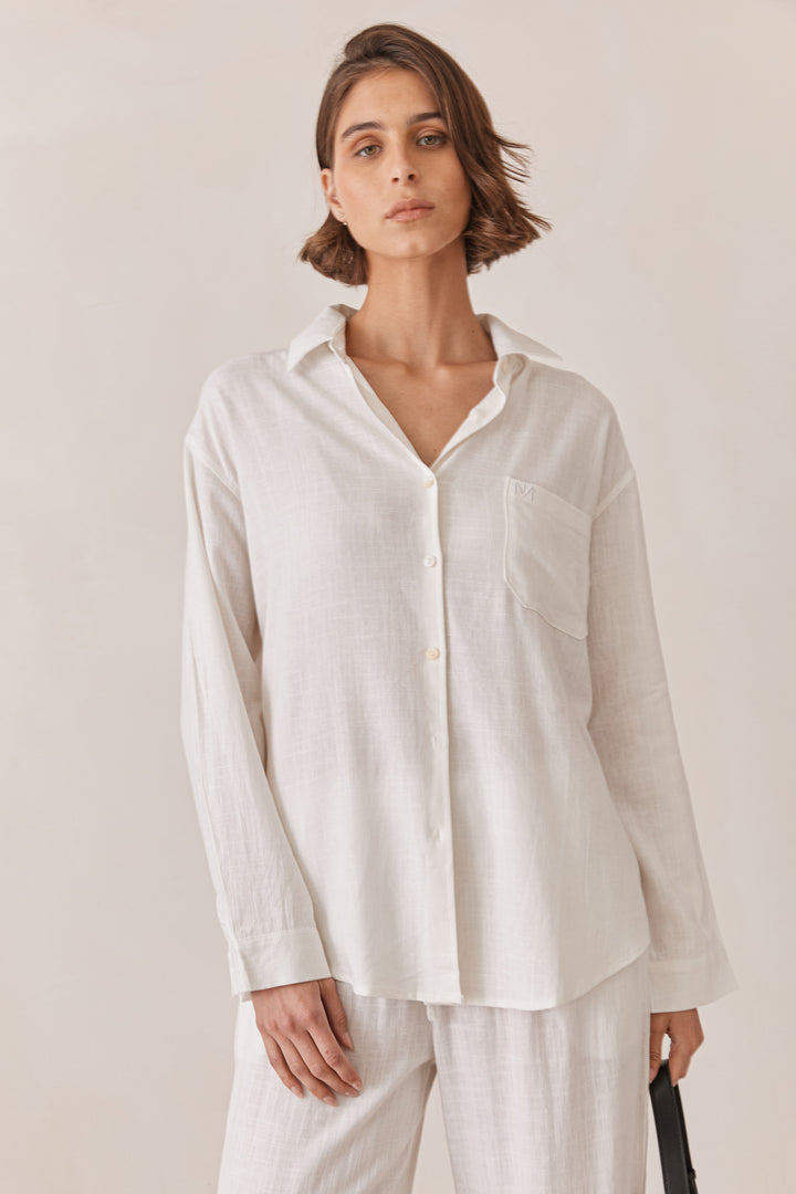 מכופתרת שיה פשתן בשילוב רקמת לוגו | לבן