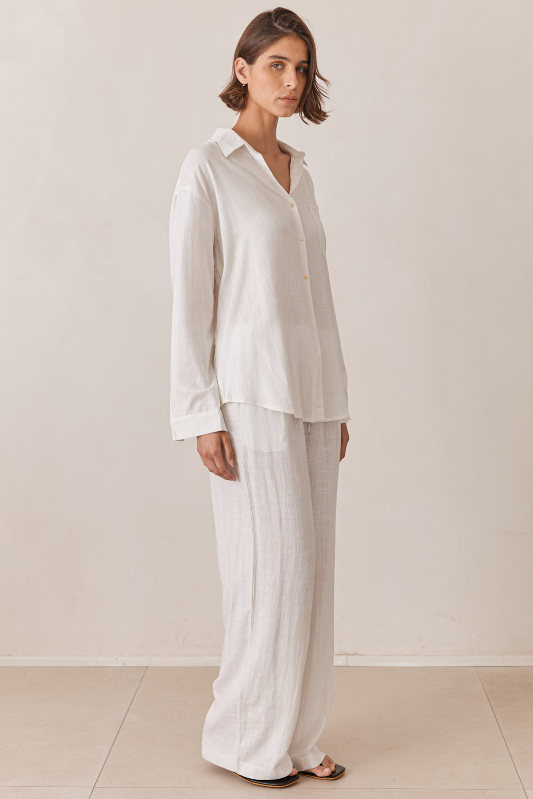 מכופתרת שיה פשתן בשילוב רקמת לוגו | לבן