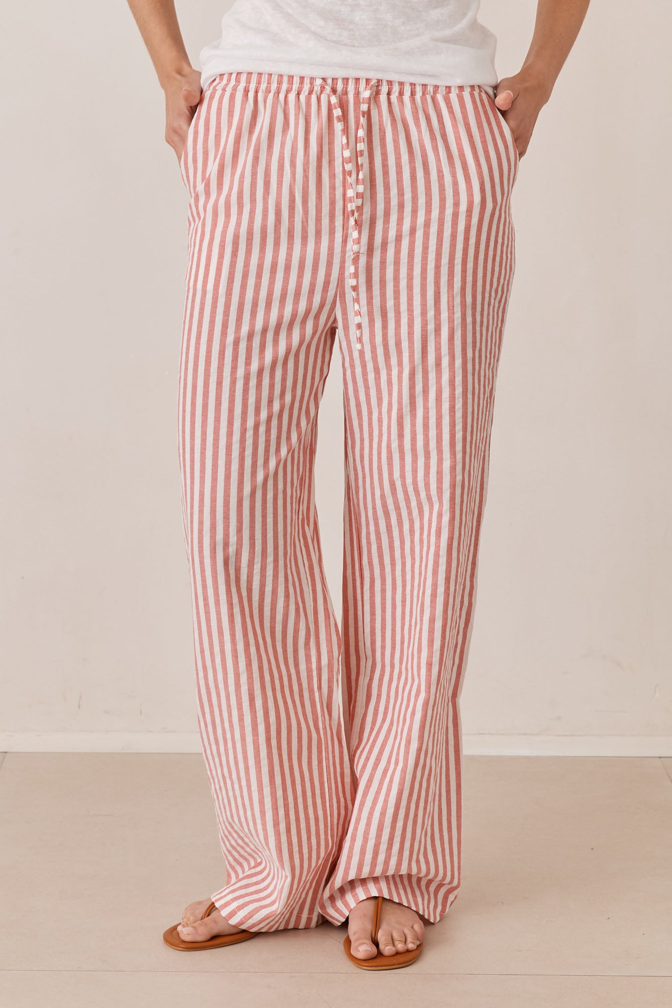 מכנסי לוסיה סטרייפס גזרה ישרה | אדום/לבן