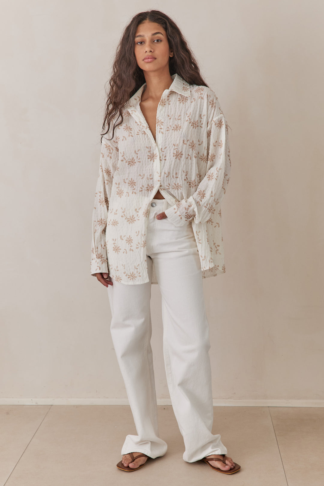 חולצה מכופתרת אדלה הדפס פרחוני | לבן/בז'