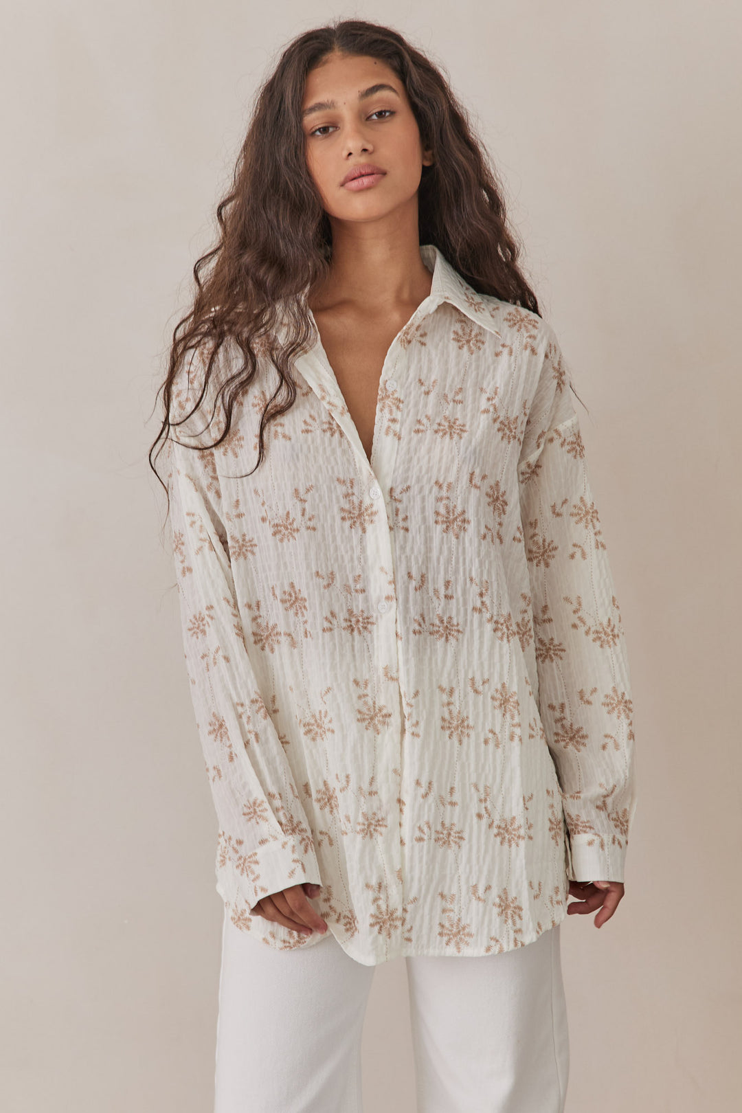 חולצה מכופתרת אדלה הדפס פרחוני | לבן/בז'