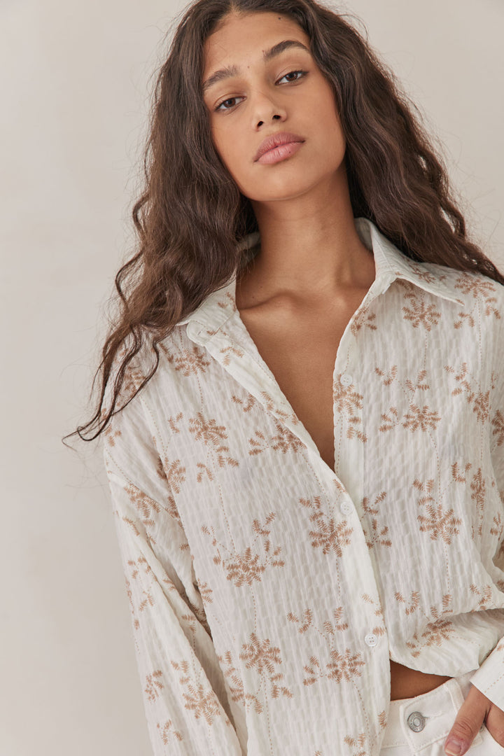 חולצה מכופתרת אדלה הדפס פרחוני | לבן/בז'