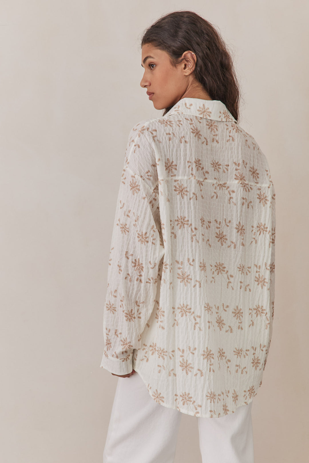 חולצה מכופתרת אדלה הדפס פרחוני | לבן/בז'