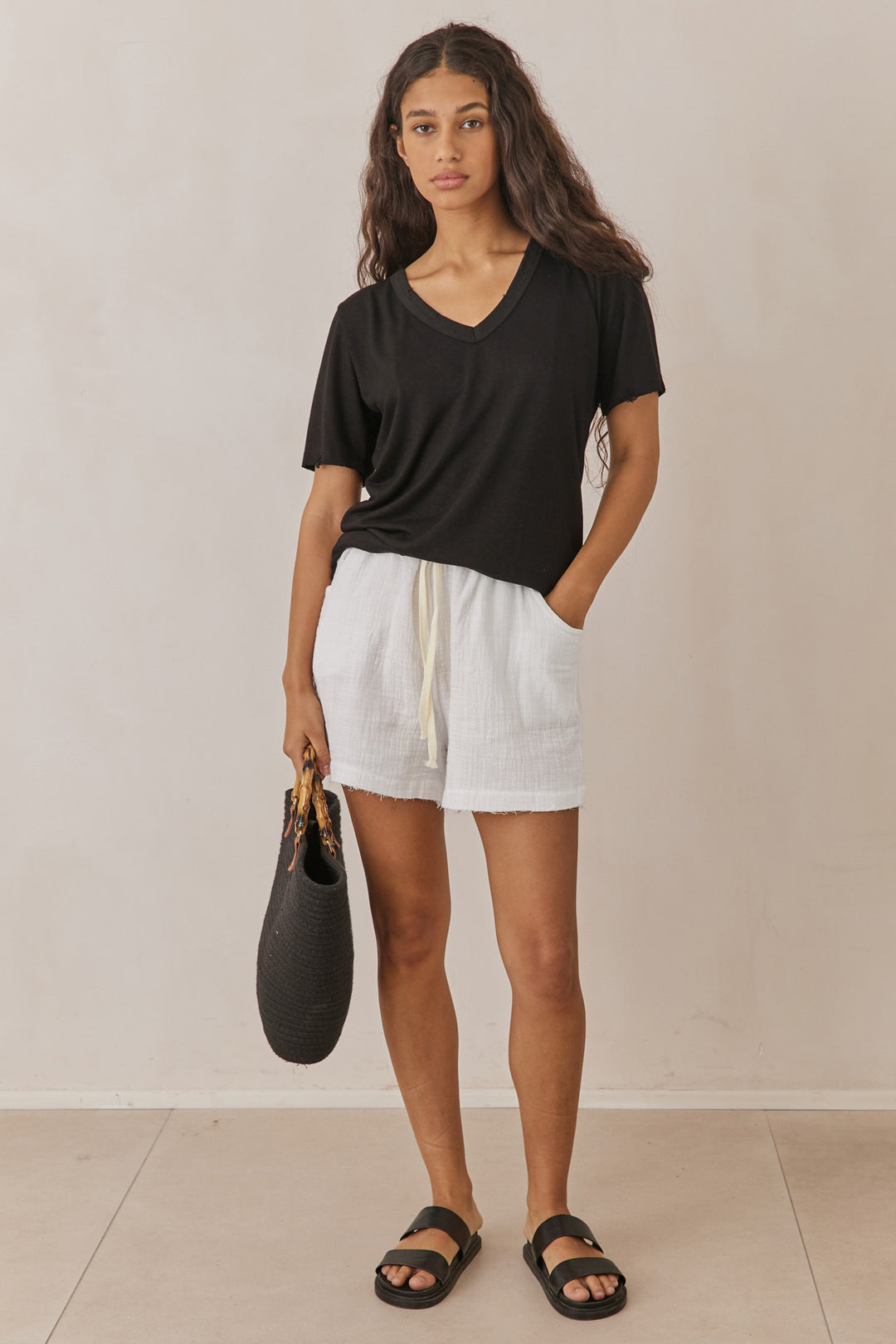 טי שירט טיירה מחשוף וי בסיומת פרומה | שחור