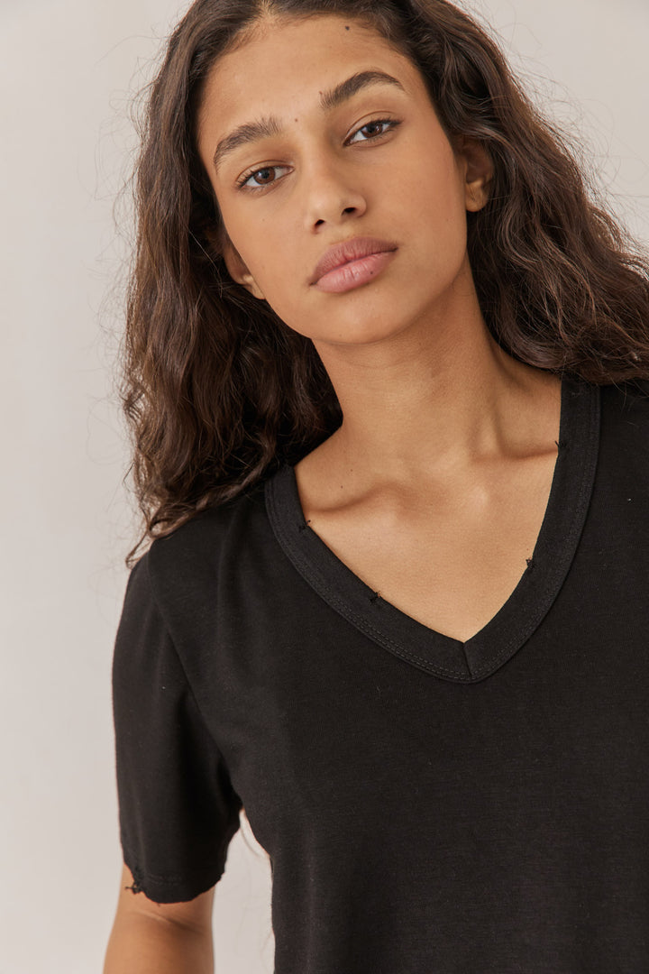 טי שירט טיירה מחשוף וי בסיומת פרומה | שחור