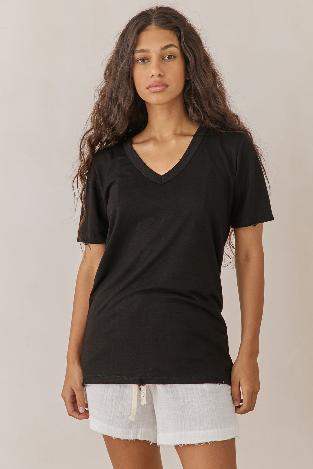 טי שירט טיירה מחשוף וי בסיומת פרומה | שחור