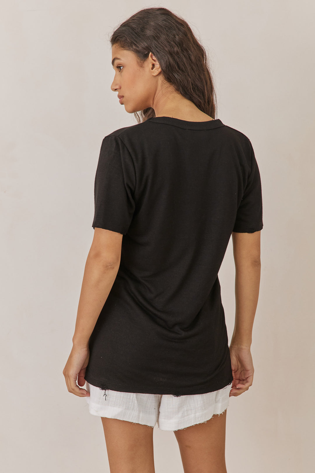 טי שירט טיירה מחשוף וי בסיומת פרומה | שחור