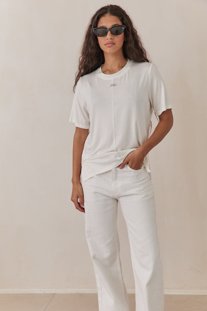 טי שירט אל שקפקפה בשילוב תווית לוגו | לבן