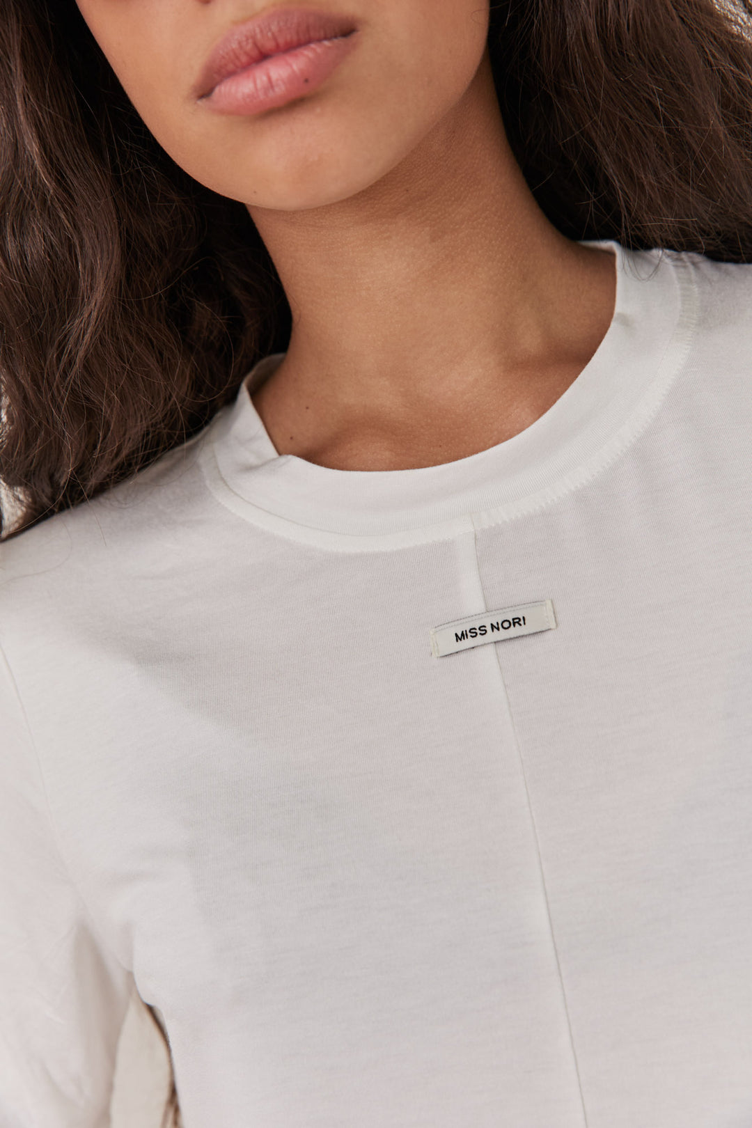 טי שירט אל שקפקפה בשילוב תווית לוגו | לבן