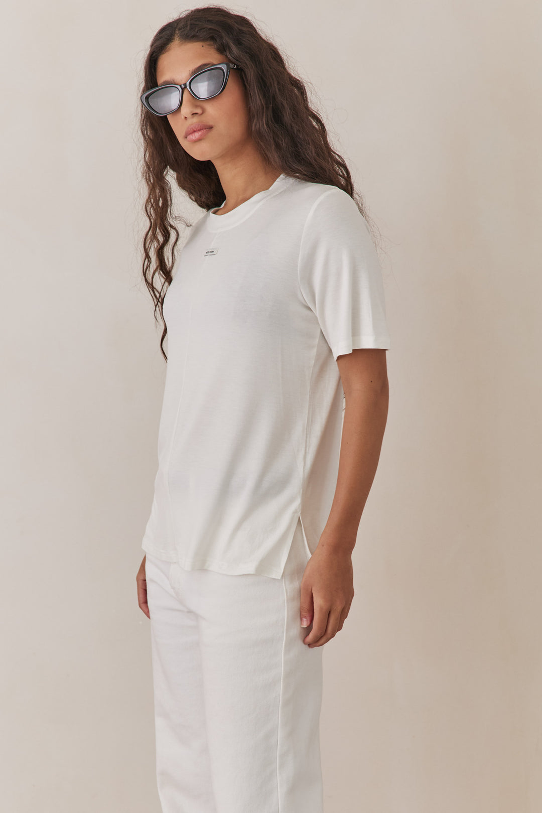 טי שירט אל שקפקפה בשילוב תווית לוגו | לבן