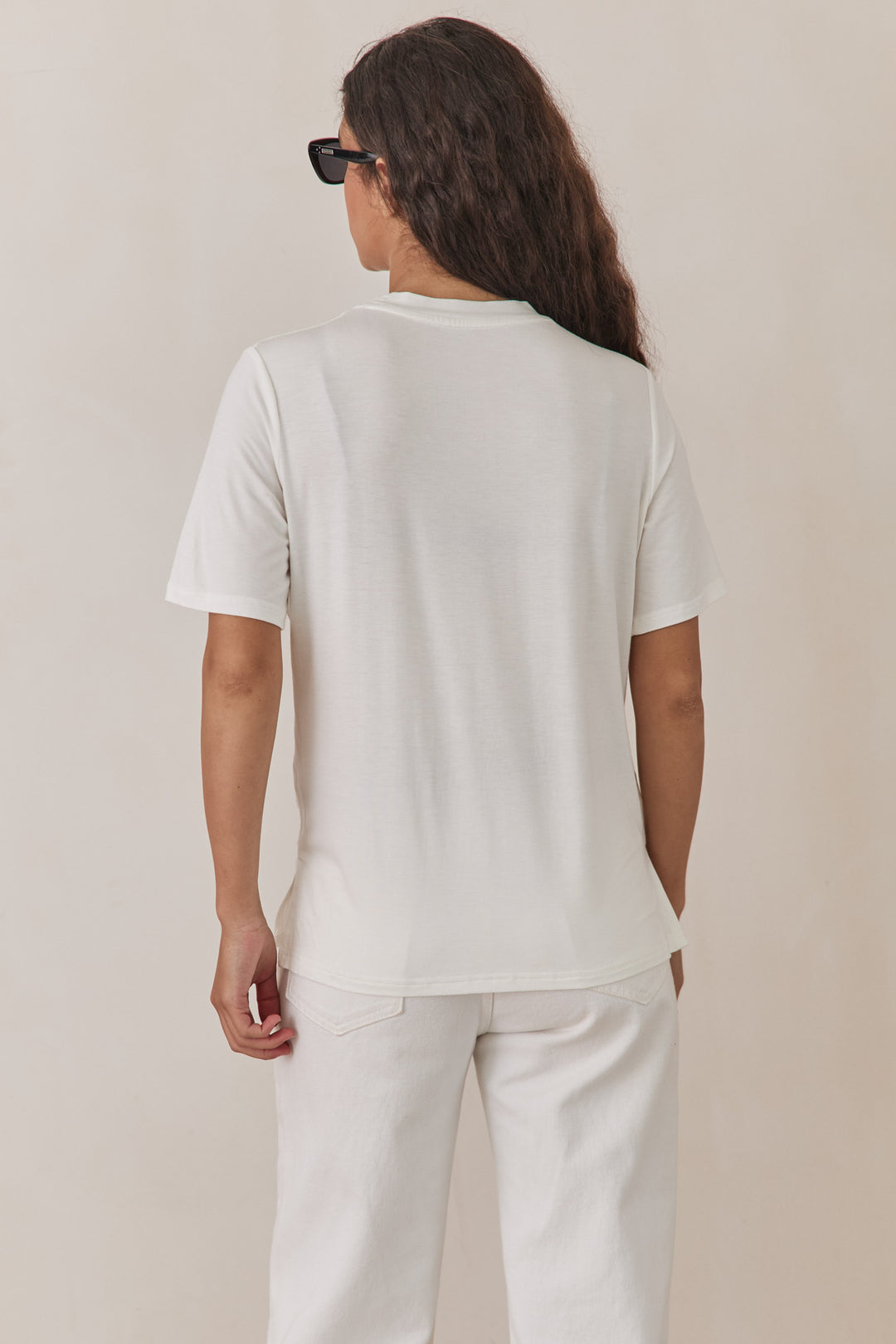 טי שירט אל שקפקפה בשילוב תווית לוגו | לבן