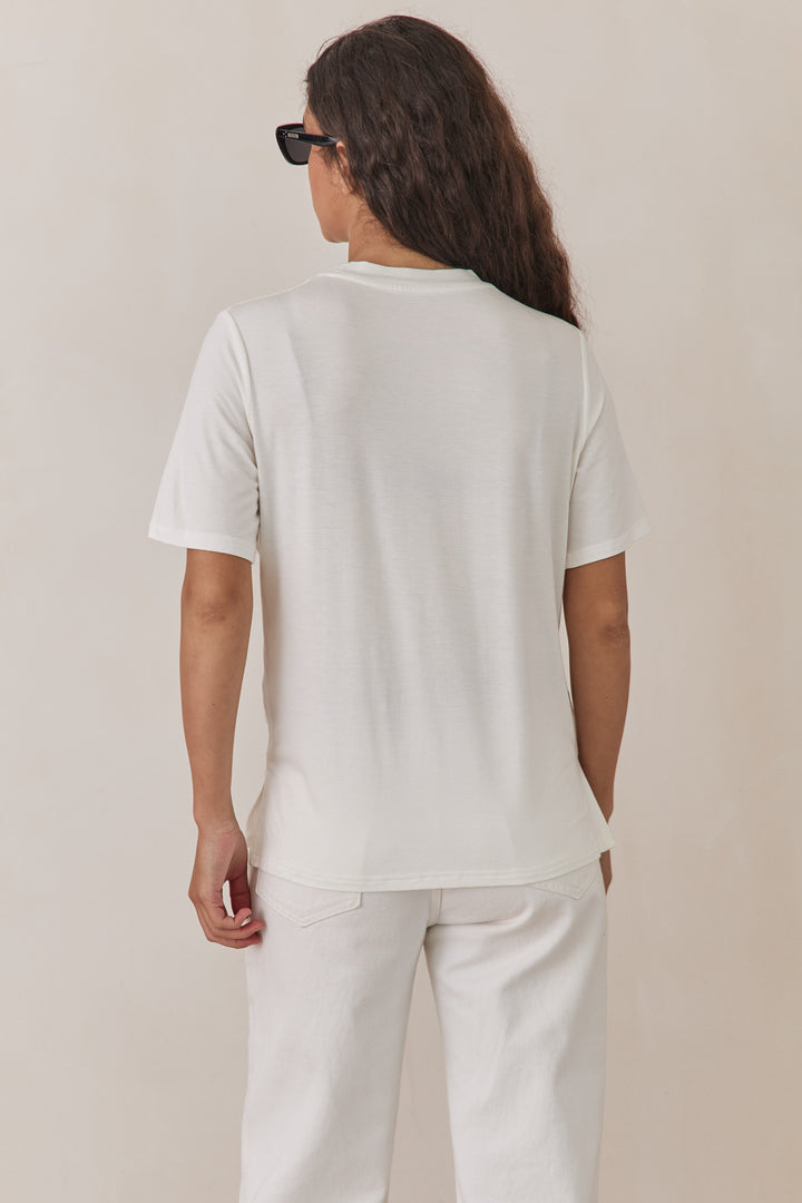 טי שירט אל שקפקפה בשילוב תווית לוגו | לבן