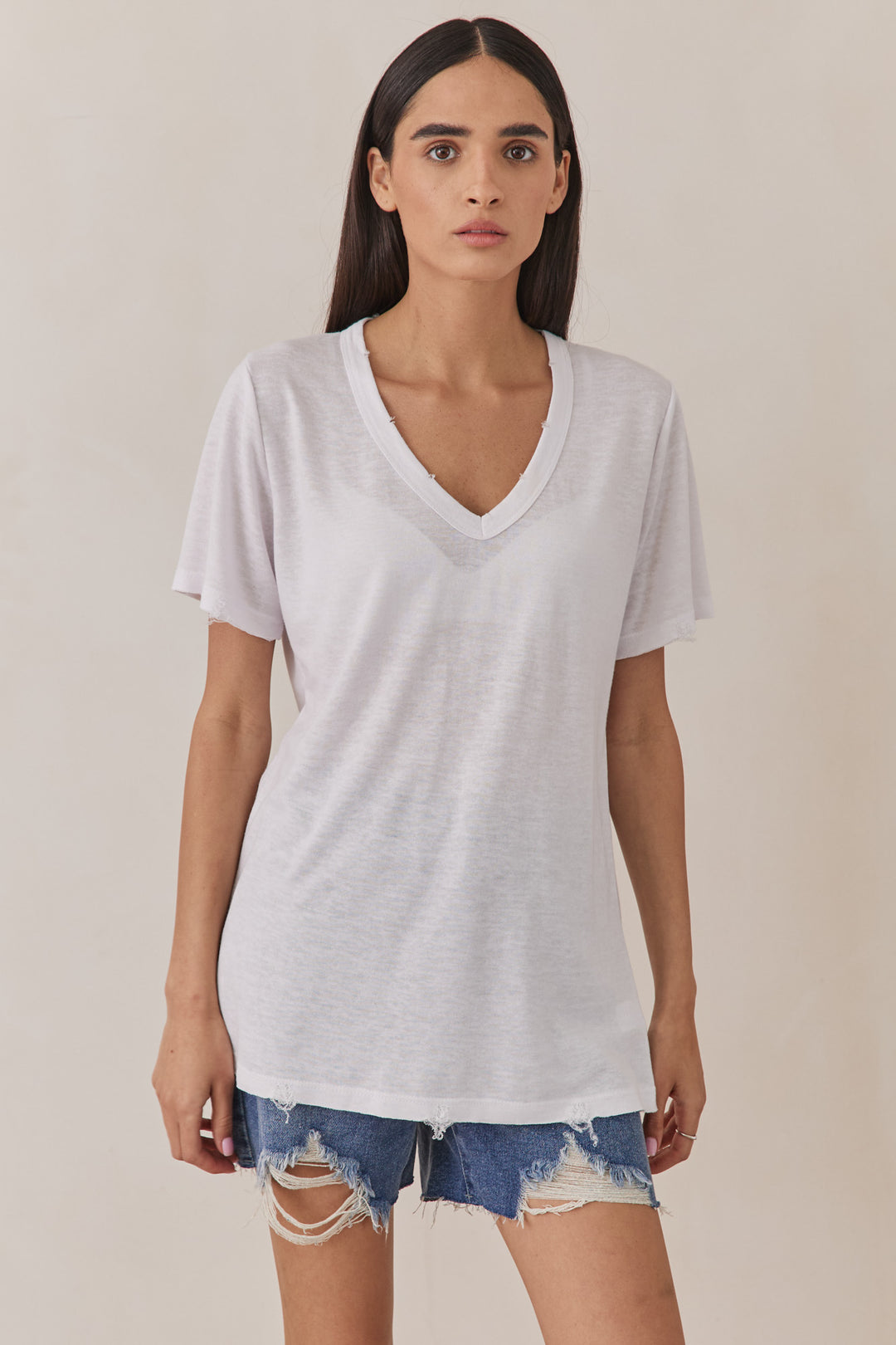 טי שירט טיירה מחשוף וי בסיומת פרומה | לבן