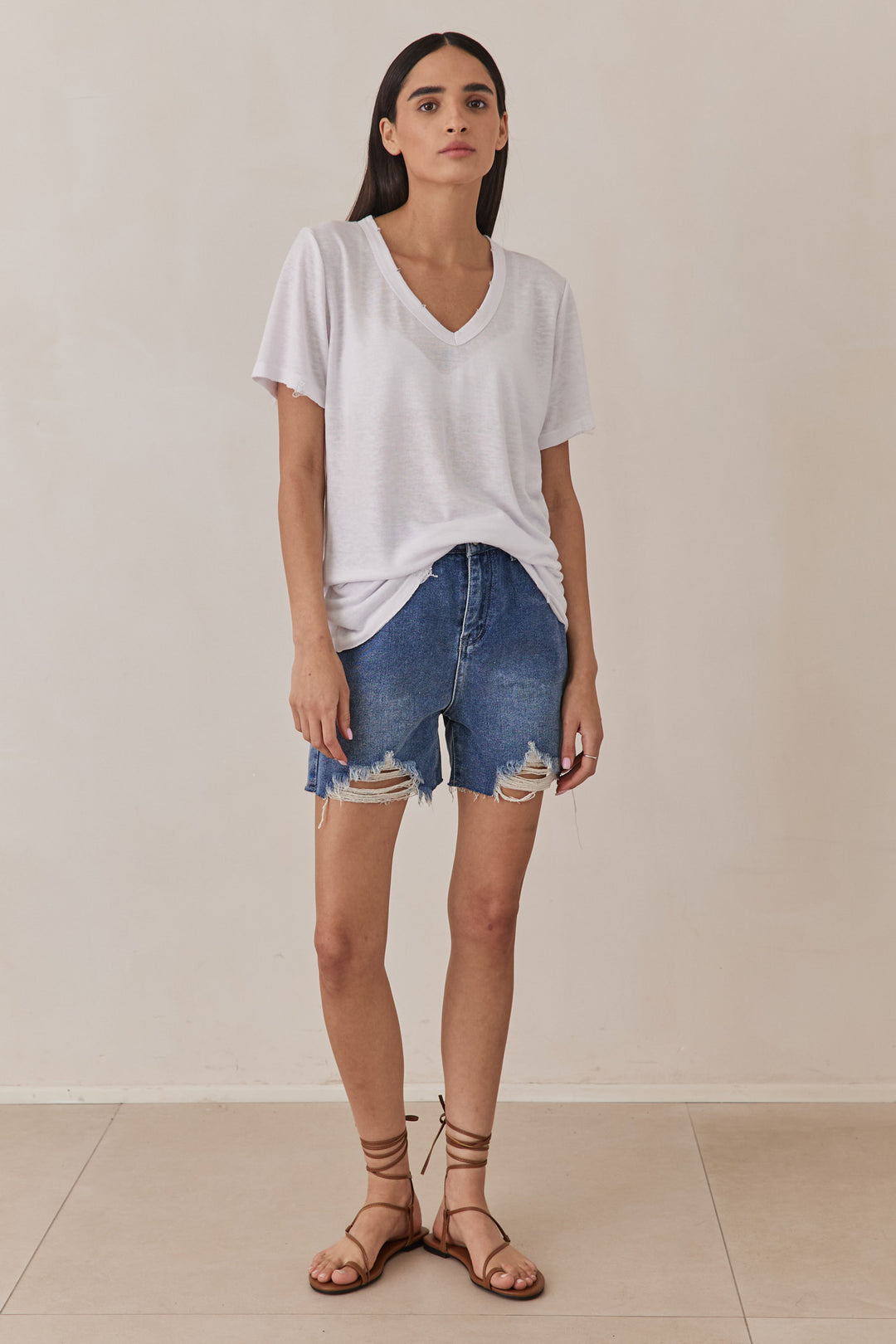 טי שירט טיירה מחשוף וי בסיומת פרומה | לבן