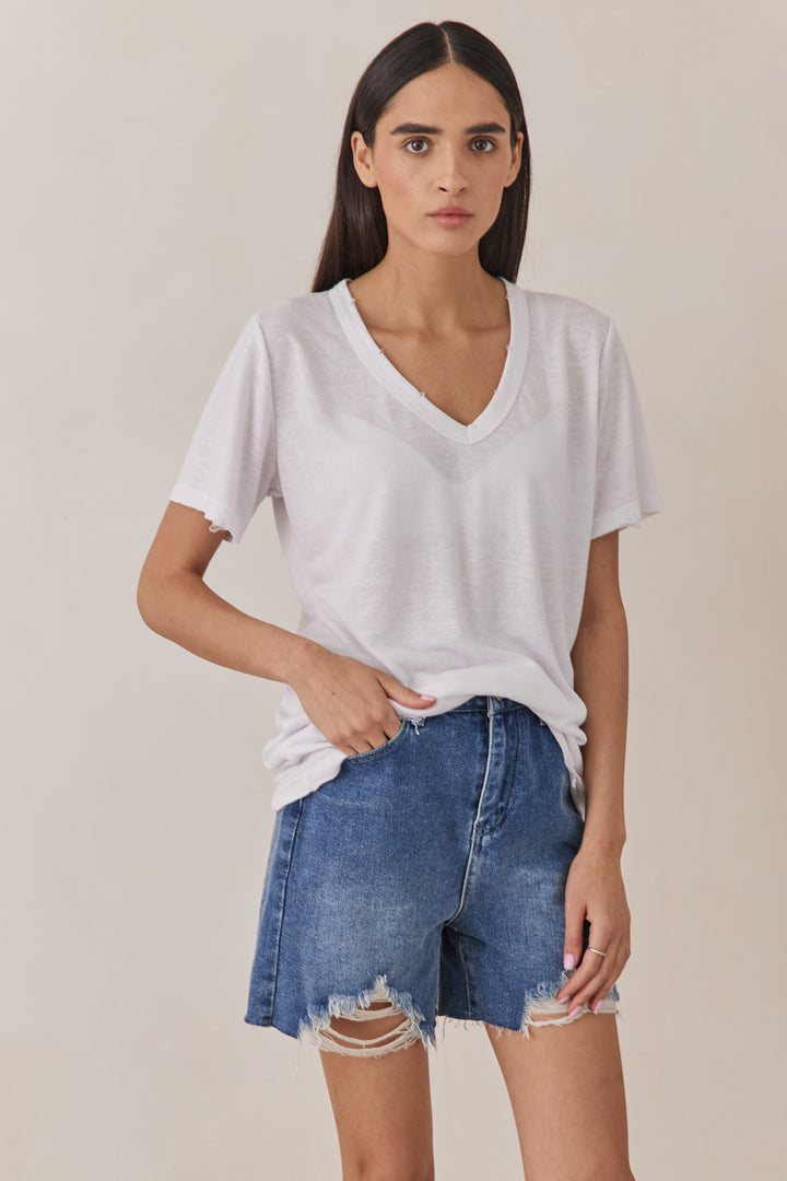 טי שירט טיירה מחשוף וי בסיומת פרומה | לבן