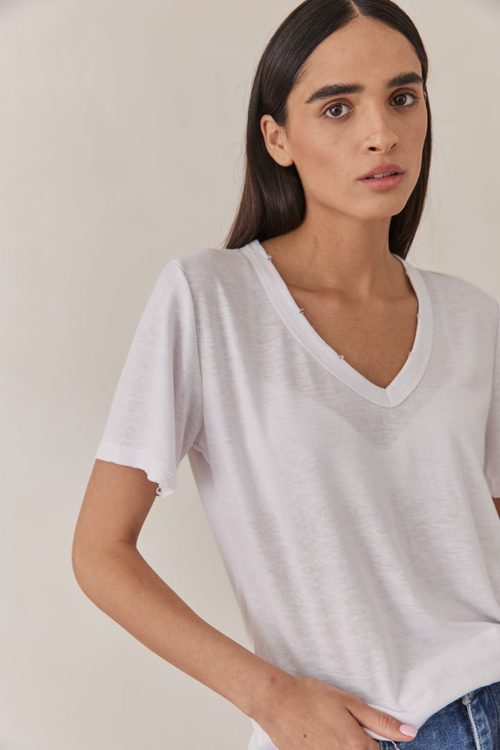 טי שירט טיירה מחשוף וי בסיומת פרומה | לבן