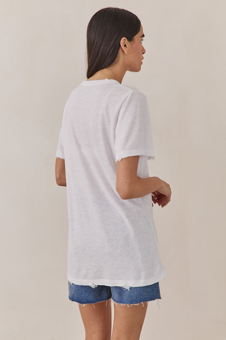 טי שירט טיירה מחשוף וי בסיומת פרומה | לבן