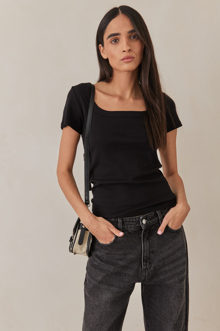 טי שירט מחשוף מרובע ולרי | שחור