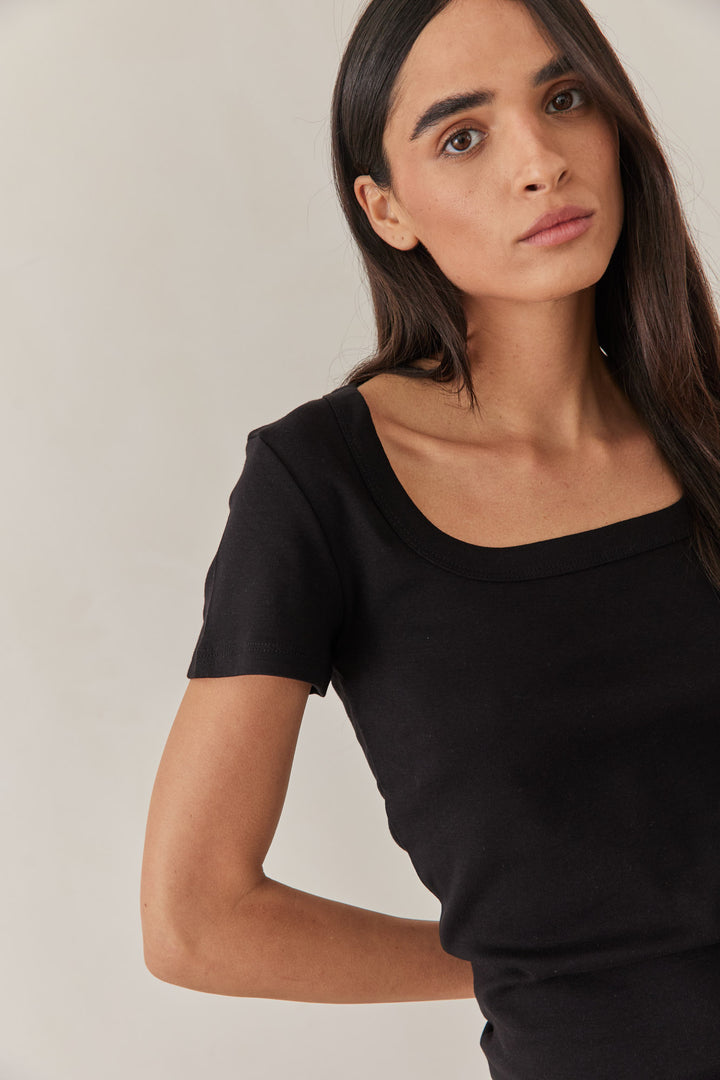 טי שירט מחשוף מרובע ולרי | שחור