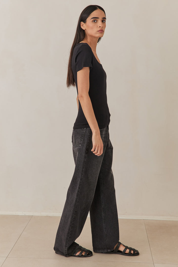 טי שירט מחשוף מרובע ולרי | שחור