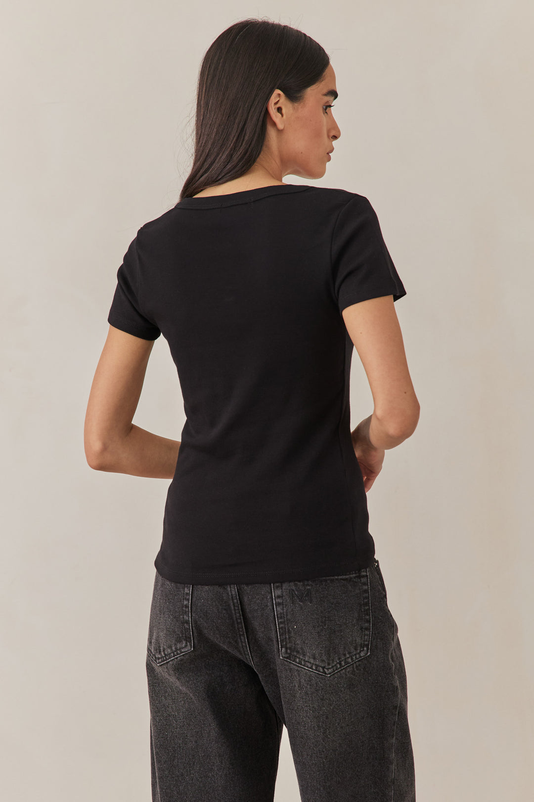 טי שירט מחשוף מרובע ולרי | שחור