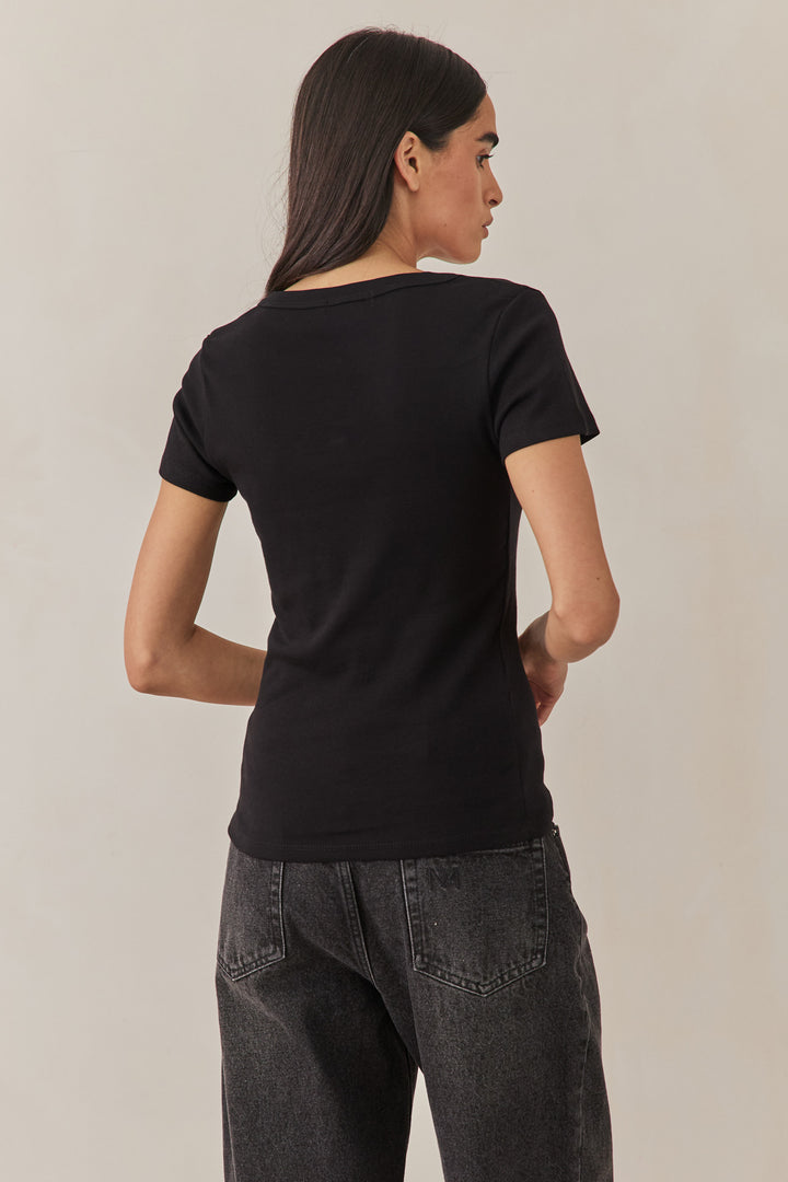 טי שירט מחשוף מרובע ולרי | שחור