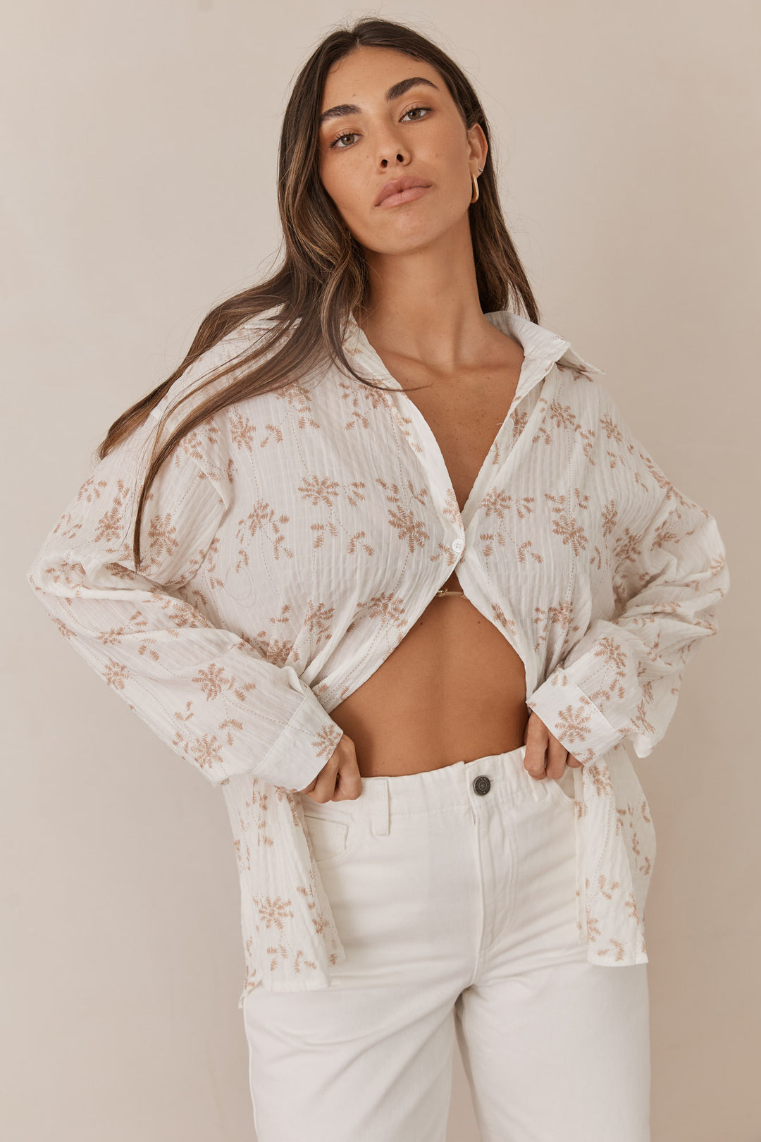 חולצה מכופתרת אדלה הדפס פרחוני | לבן/בז'