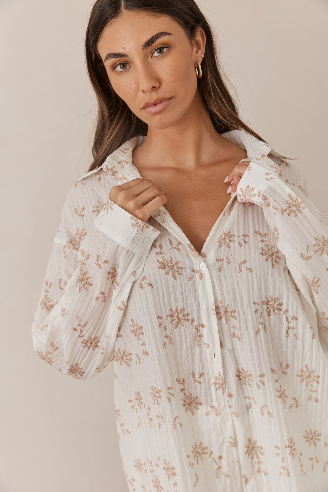 חולצה מכופתרת אדלה הדפס פרחוני | לבן/בז'
