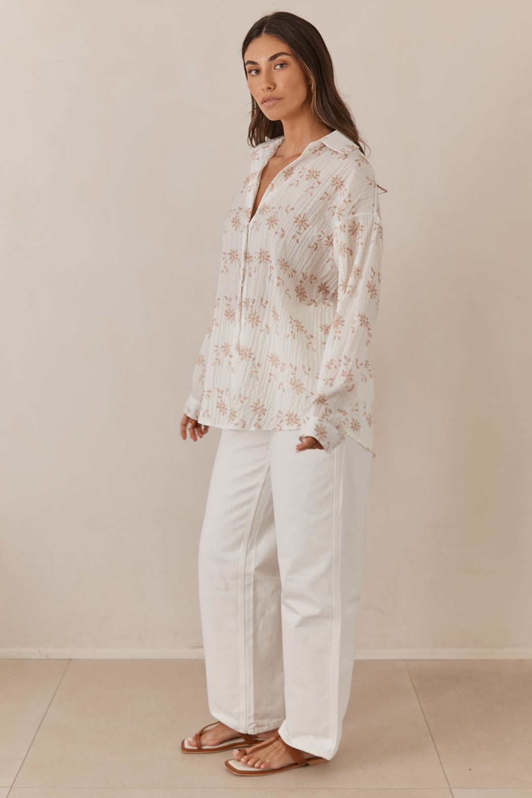 חולצה מכופתרת אדלה הדפס פרחוני | לבן/בז'