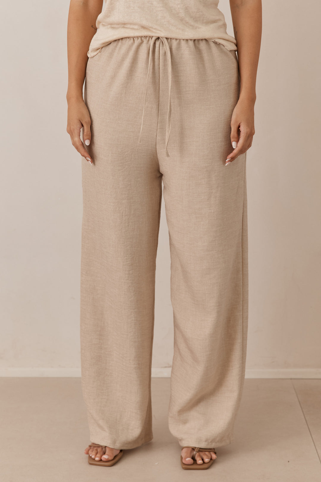 מכנסי סבסטיאן גזרה ישרה בשילוב קשירה | בז'