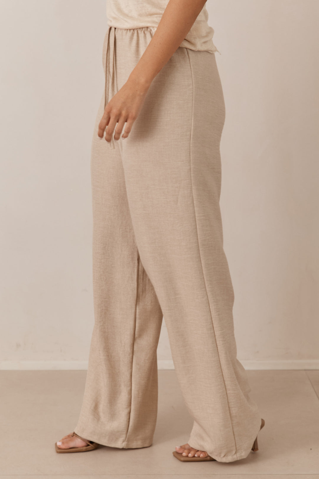 מכנסי סבסטיאן גזרה ישרה בשילוב קשירה | בז'