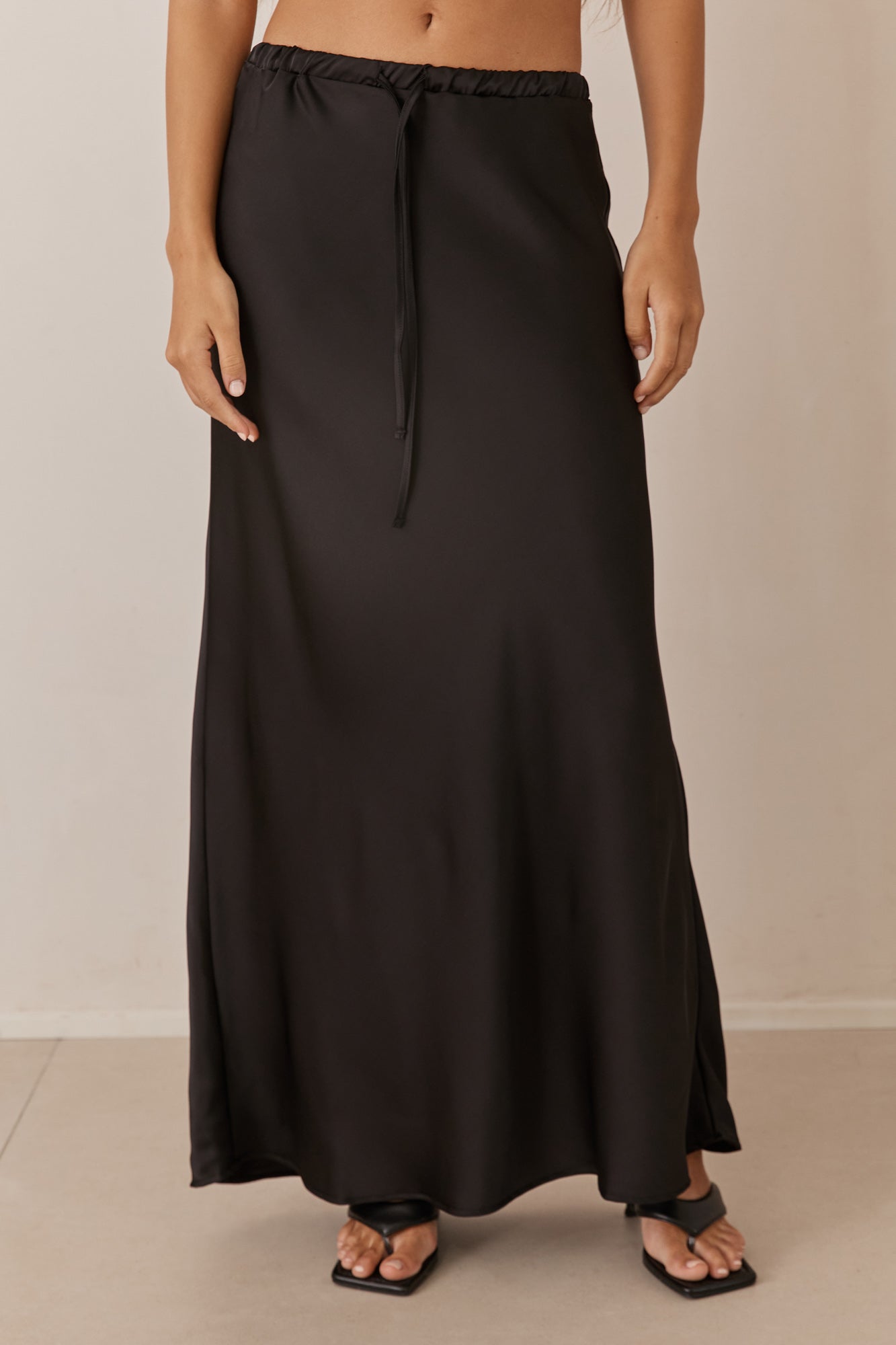 חצאית מקסי אודרי בד סאטן | שחור