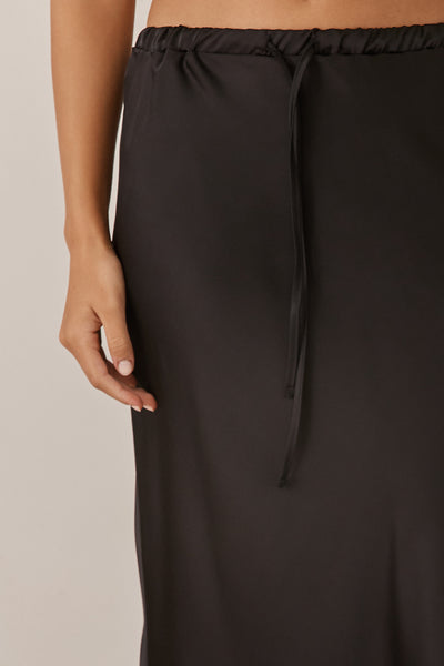 חצאית מקסי אודרי בד סאטן | שחור