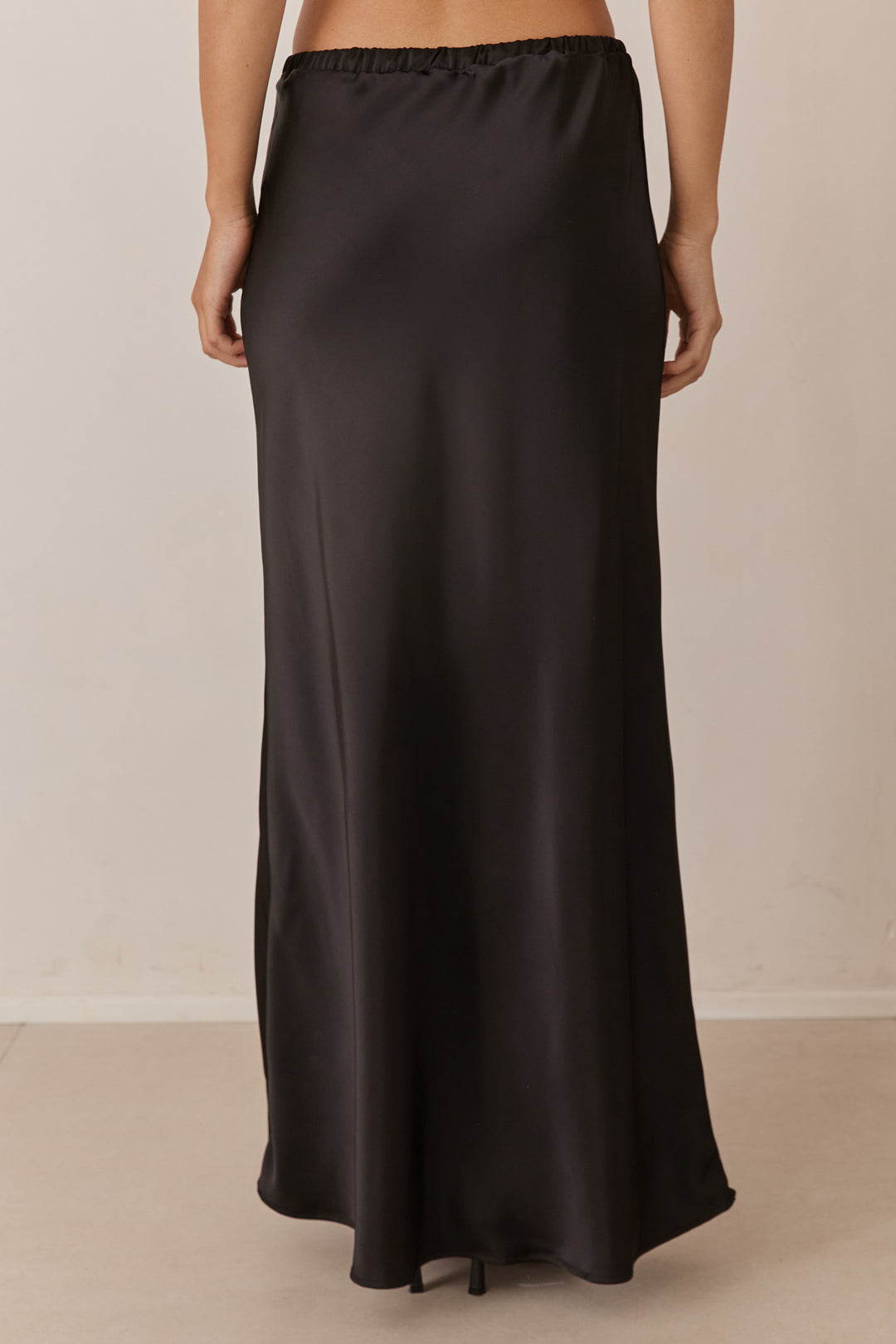חצאית מקסי אודרי בד סאטן | שחור