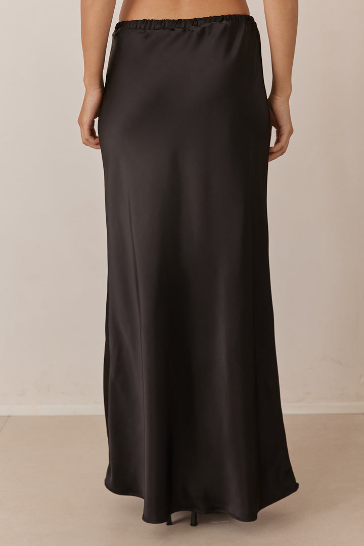 חצאית מקסי אודרי בד סאטן | שחור