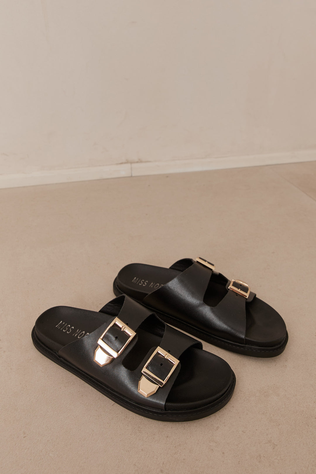 כפכפי רצועות סיאטל בשילוב אבזם | שחור