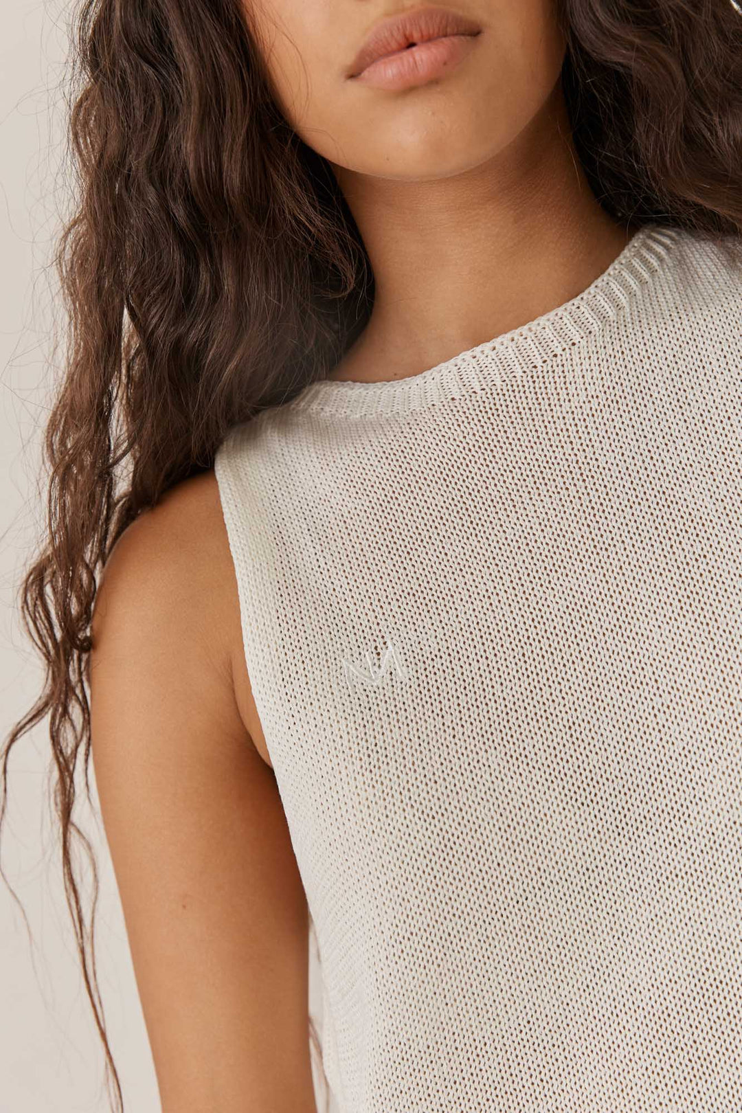 גופיית קנדל בד מחורר בשילוב רקמת לוגו | קרם