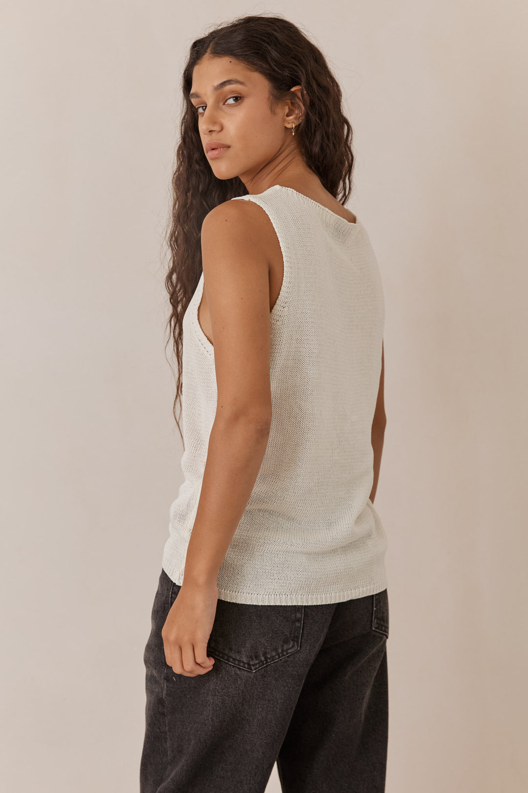 גופיית קנדל בד מחורר בשילוב רקמת לוגו | קרם