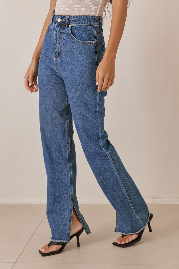 מכנסי דנים איאן בסיומת שסע | ג'ינס