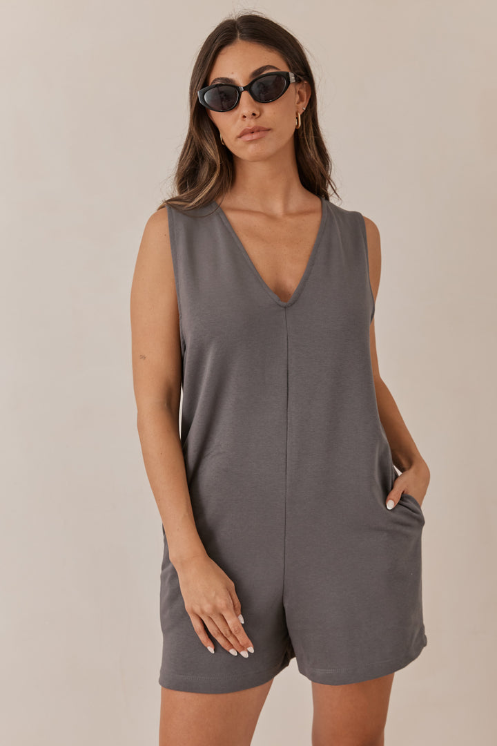 אוברול טיילור מחשוף וי בשילוב כיסים | אפור