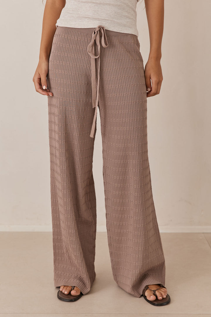 מכנסי אמור סיומת רחבה | מוקה