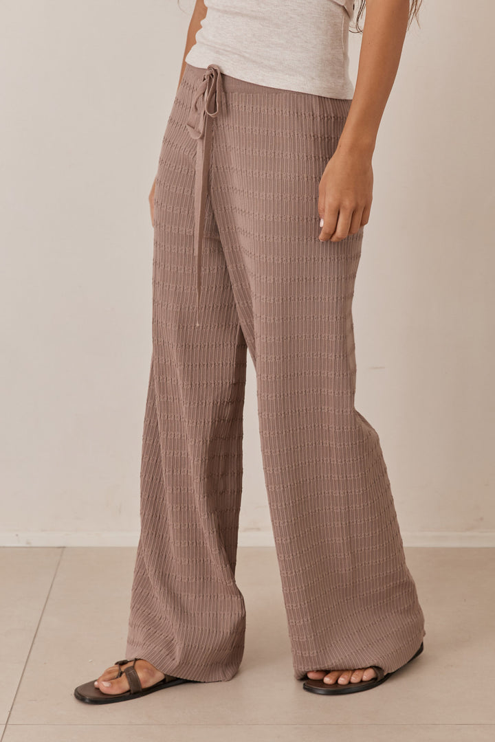 מכנסי אמור סיומת רחבה | מוקה