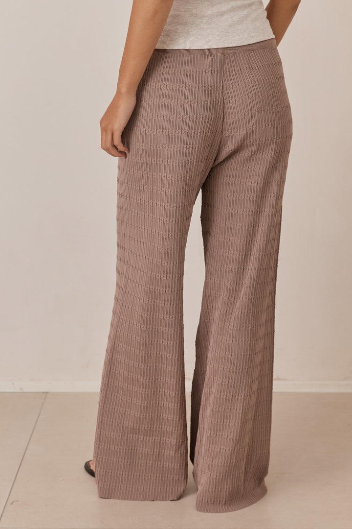 מכנסי אמור סיומת רחבה | מוקה