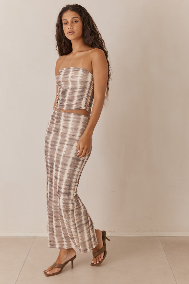 טופ סטרפלס כיווצים ג'ניפר הדפס טאי דאי | בז'/חום