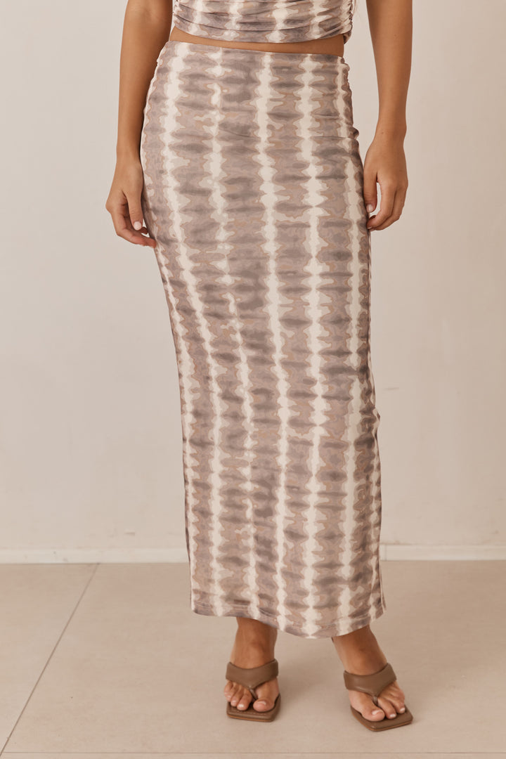 חצאית מקסי ג'ניפר הדפס טאי דאי | בז'/חום