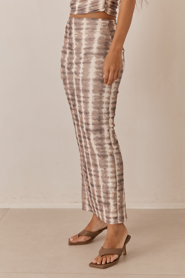 חצאית מקסי ג'ניפר הדפס טאי דאי | בז'/חום