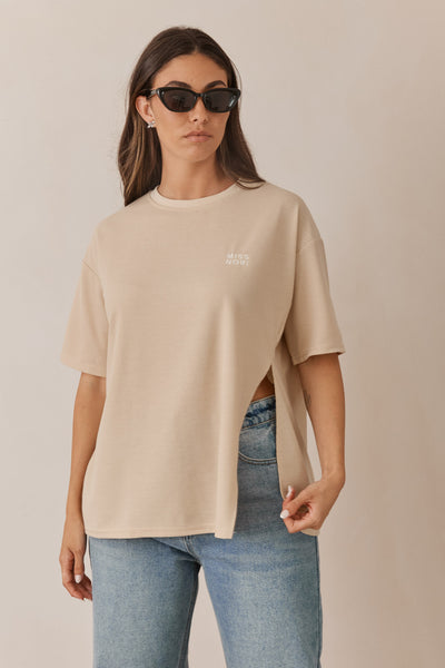 טי שירט יולי טקסטורת וופל בשילוב שסע  | בז'