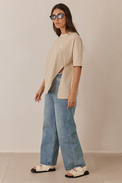 טי שירט יולי טקסטורת וופל בשילוב שסע  | בז'